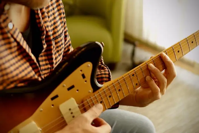 Gitarrenunterricht-vom-Profi-in-Südtirol-Marc-Giugni-2 Gitarrenunterricht-vom-Profi-in-Südtirol-Marc-Giugni-2